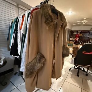 EXQUISITE CAMEL TAN CAPE WITH FAUX FUR CUFFS AND NECK